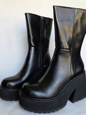 NWOT Platform Chunky Heel Boot Size-8.5
